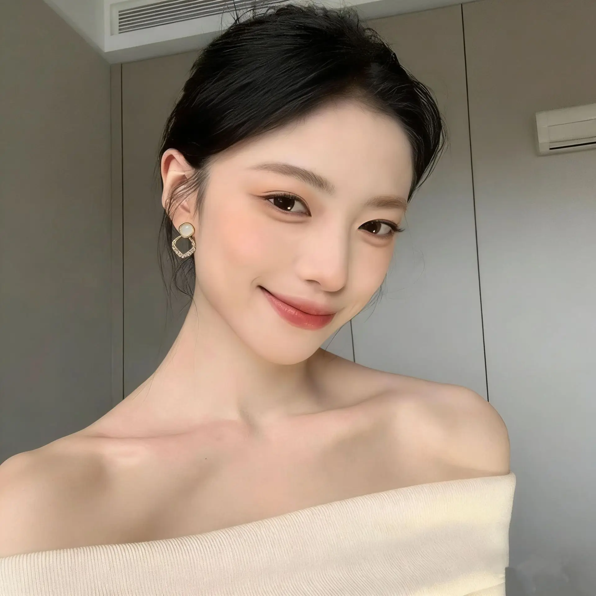 The same style indie-style small earrings with ear pendants, classic geometric square-shaped twisted earrings