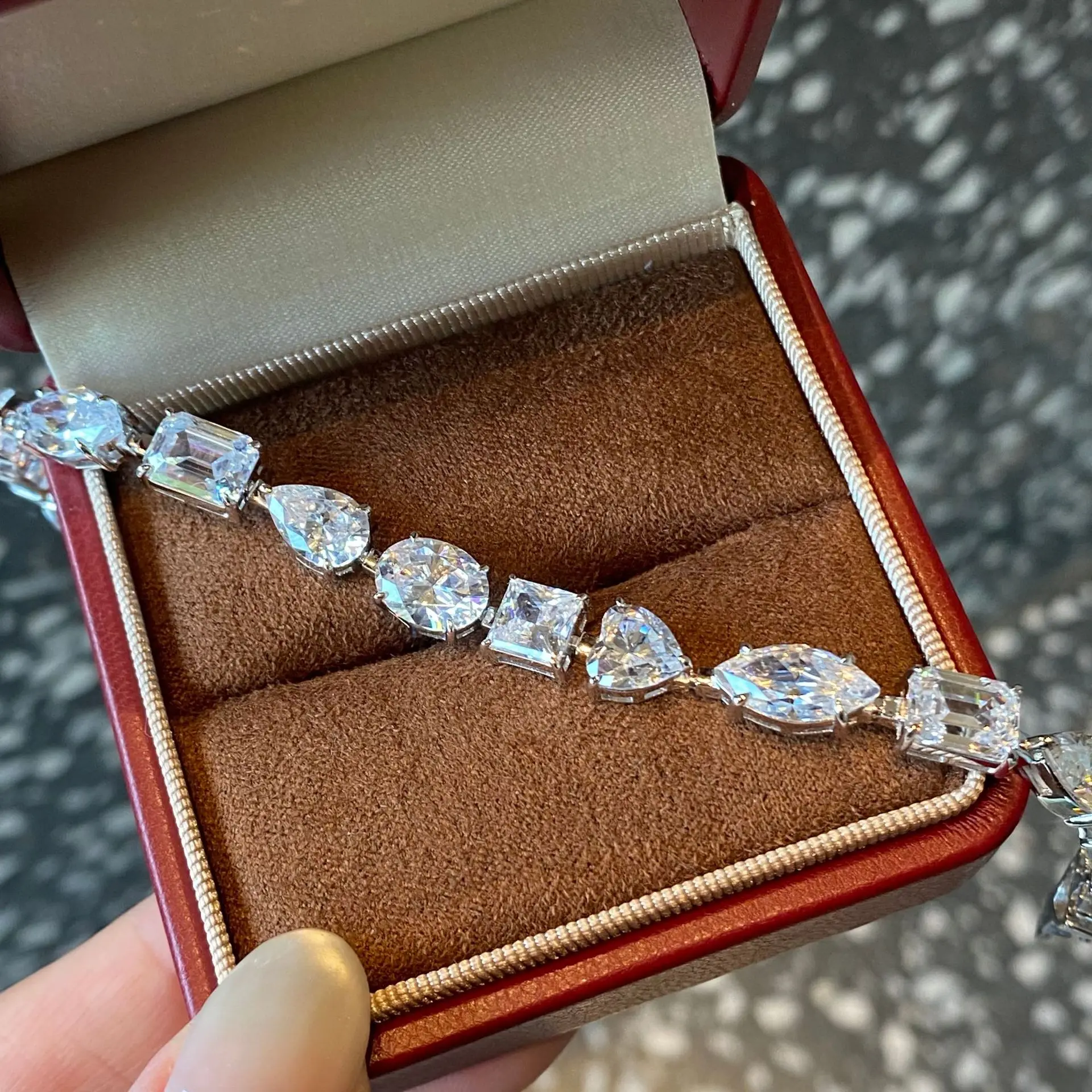 Platinum PT950 platinum jewelry, set with diamonds, unique design, full-diamond bracelet - fashionable, versatile and elegant