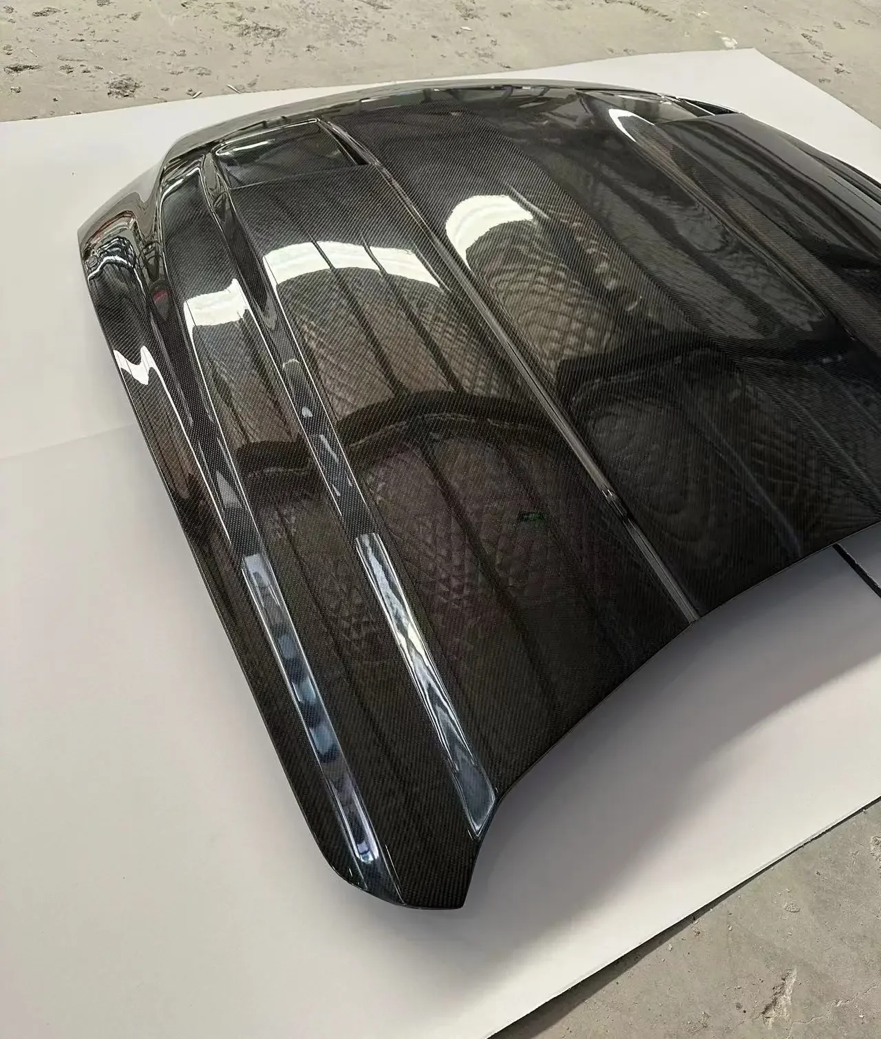 Suitable for Ford Mustang 6th generation carbon fiber hood modification, real carbon fiber hood modification
