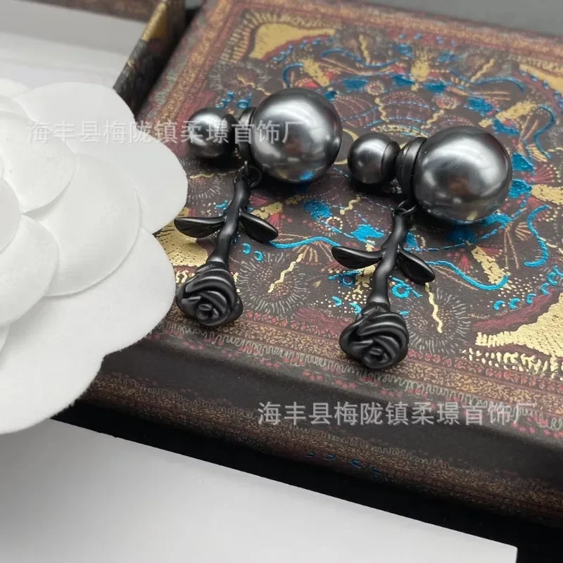 

Minimalist and High-end Feel, Niche Design, Fashionable and Versatile Letters, Silver Needle Earrings