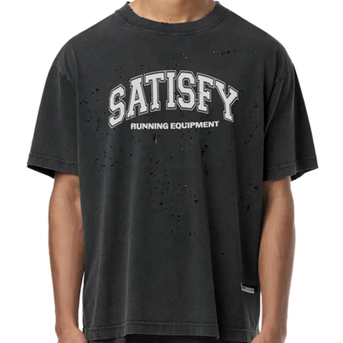 

Satisf 25SS Distred round Ne ort Sve T-irt Youth Faion Casual Wear Summer Collection Letter Print aphic Tee