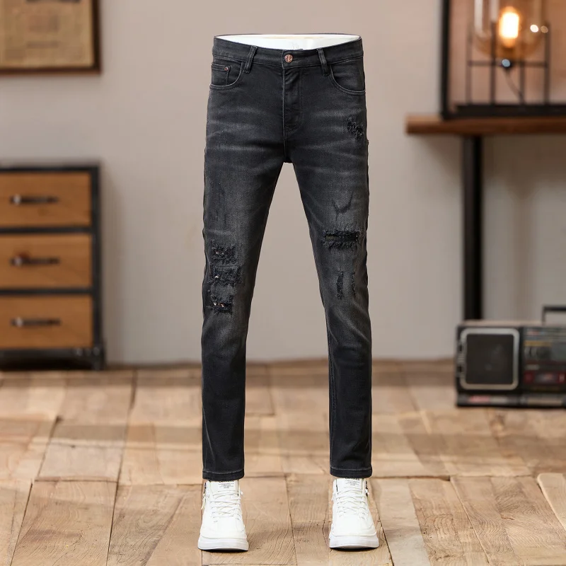 Jeans grigi neri con toppa graffiata da uomo autunno 2025 nuovo articolo retrò stile americano pantaloni a gamba piccola elastici cool e slim fit