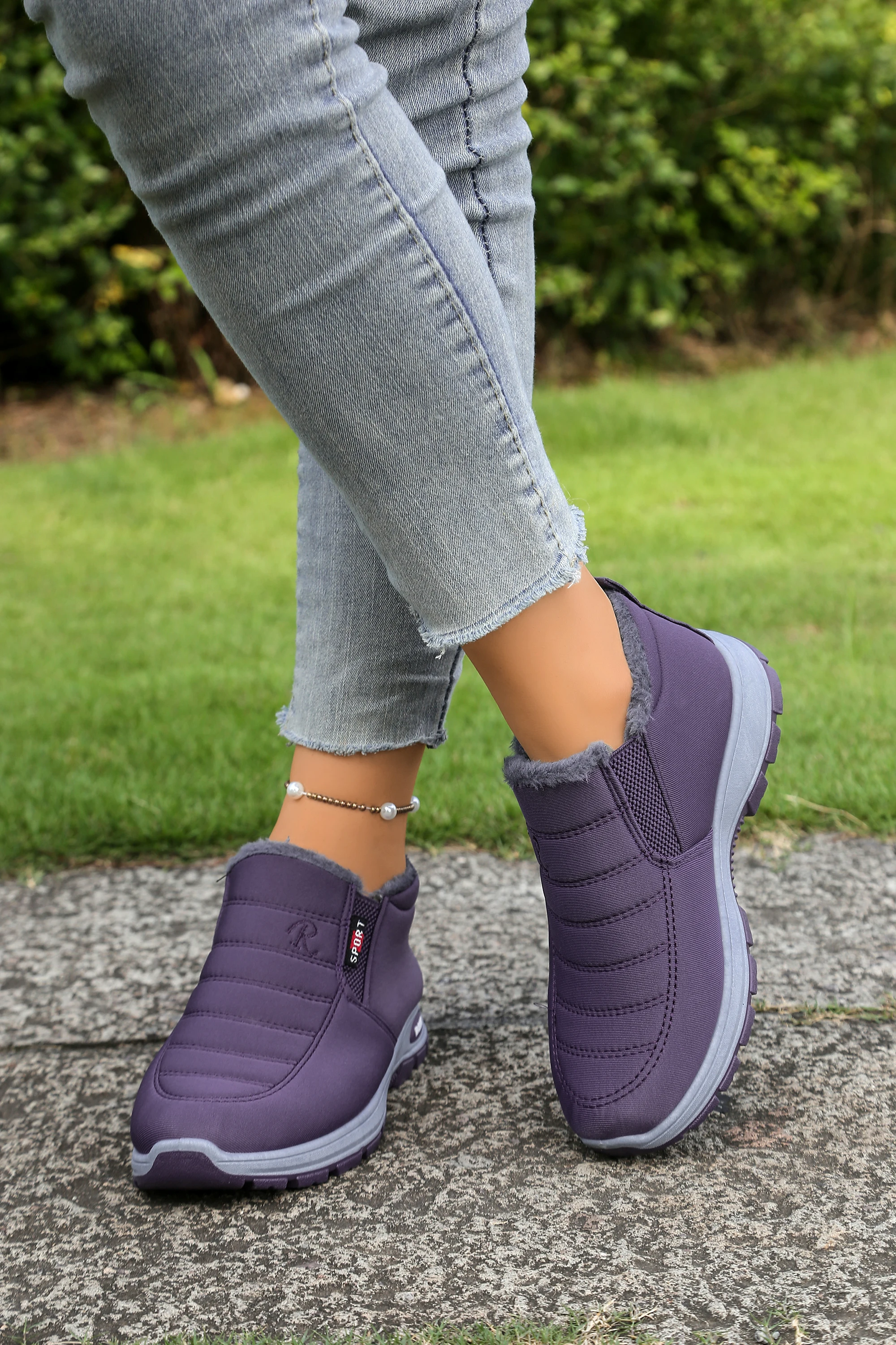 Gemütliche Damen-Wintersneaker mit Fellfutter, rutschfeste, dicke Sohle, bequeme Stiefeletten, einfach anzuziehende warme Schuhe für kaltes Wetter. – Detail 24