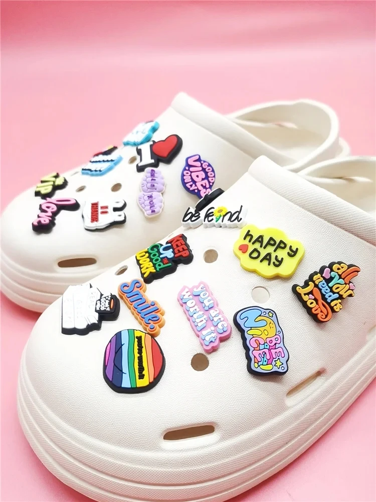 Schöne Slogan Schuh Charms Dekorationen Clog Ornamente PVC Schnalle Dekor lustige Schuhe Zubehör passen Frauen Blase Sandalen Kinder Geschenk
