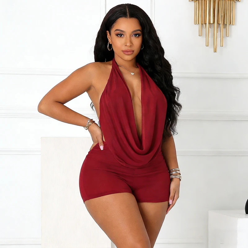 

Летний сексуальный комплект из двух предметов: укороченный топ с открытыми спиной и воротником-стойкой, а также облегающие плиссированные мини-шорты на шнуровке.