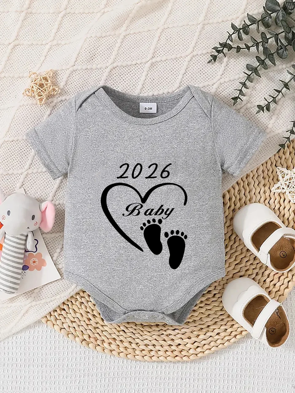 Baby short-sleeved triangle bodysuit, fun letter print, button design, easy to care for, suitable for new parents.
