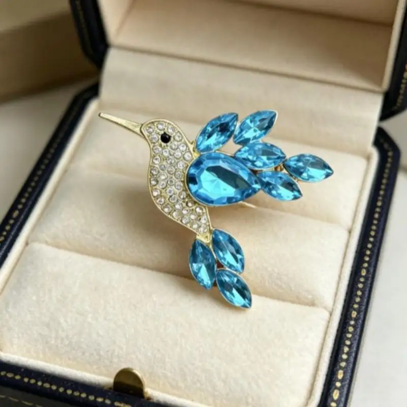 Shiny Rhinestone Parrot Lapel Pin for Vintage Animal Enthusiasts Gift Collection