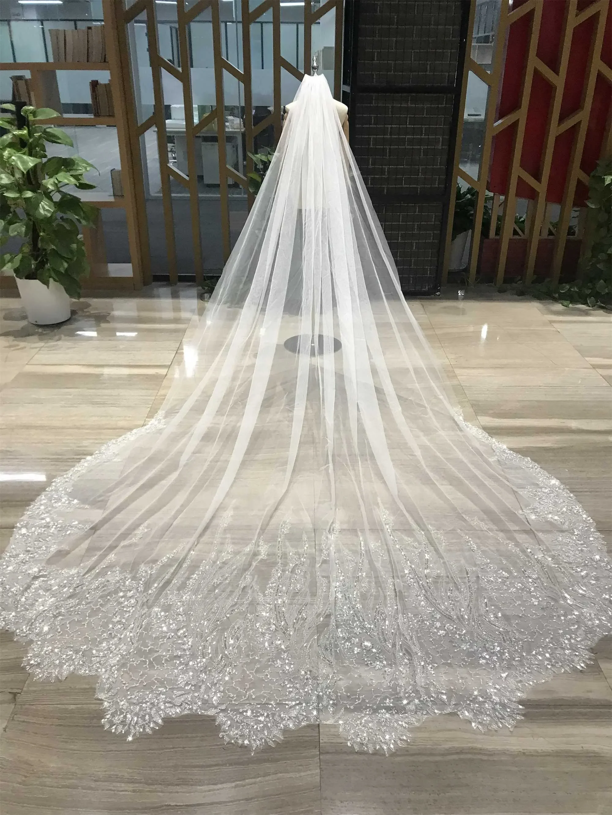 

Exquisite Beading Wedding Veil Sequins One Layer Long Cathedral Length Veils Applique Edge Customized Bridal Accessories