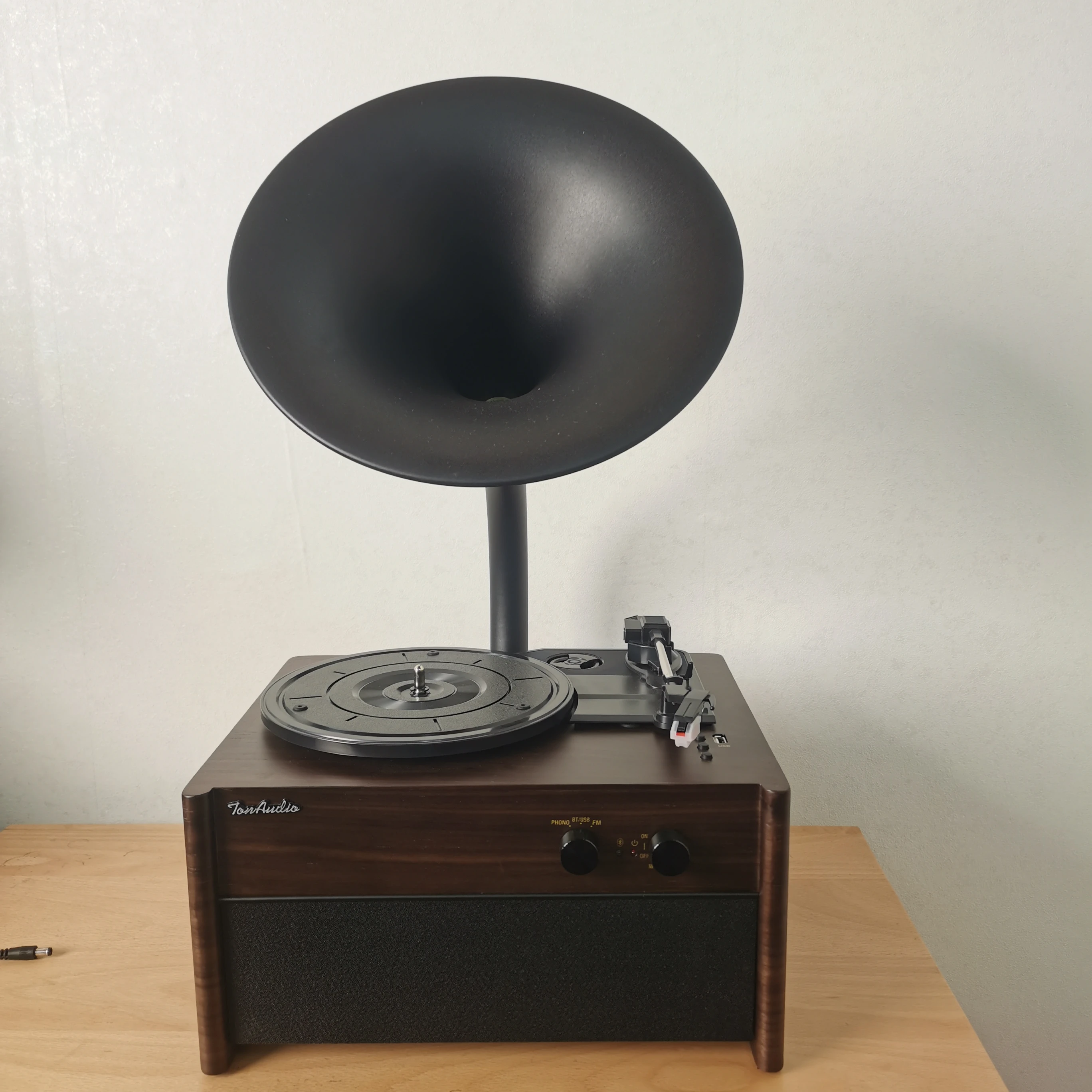 

Новый ретро-виниловый проигрыватель с Bluetooth, USB, радио, черным алюминиевым корпусом, динамиком из ПВХ, стереосистемой и пультом ДУ, видеоаксессуар