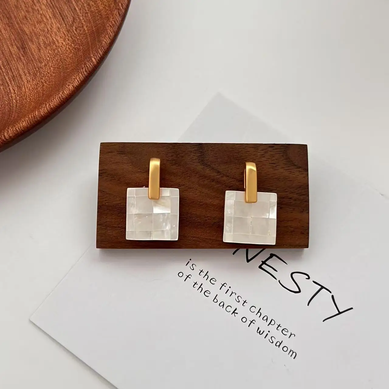 Gentle temperament pure handmade fritillary earrings fashionable commuting versatile splicing shell studs unique simple earrings