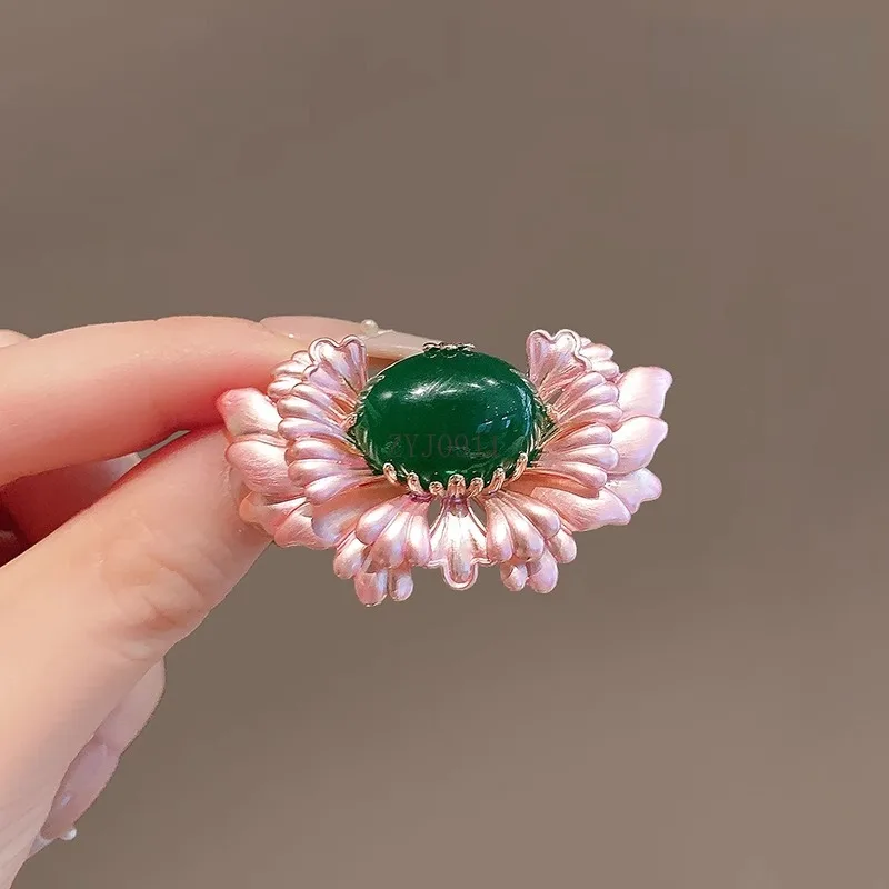 Bros teratai air tiga dimensi temperamen elegan gaya nasional aksesoris kerah mantel anti-cahaya Tiongkok baru yang kreatif