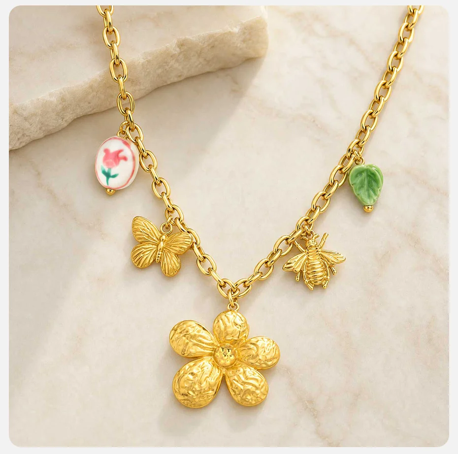 Vnox 18K vergoldete Schmetterlings-, Bienen- und Blumenanhänger-Halskette für Frauen, minimalistische, süße, florale Schlüsselbeinkette, Urlaubsschmuck – Detail 6