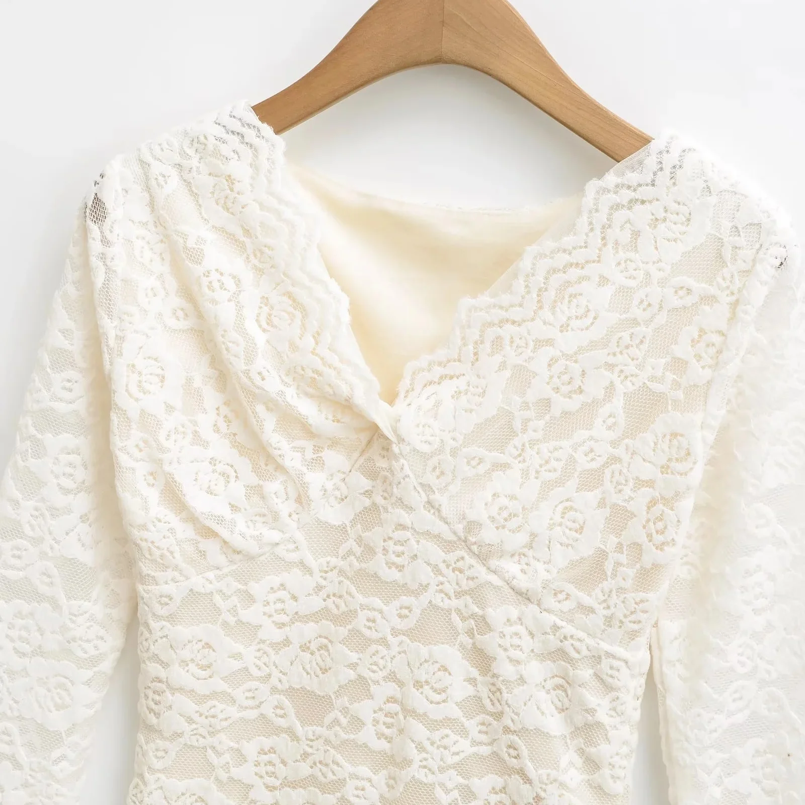 Seksowna, długa koszulka z dekoltem w serek, koronkowymi falbanami, dopasowana, jesienno-zimowa, bazowa koszulka, bielizna, top.