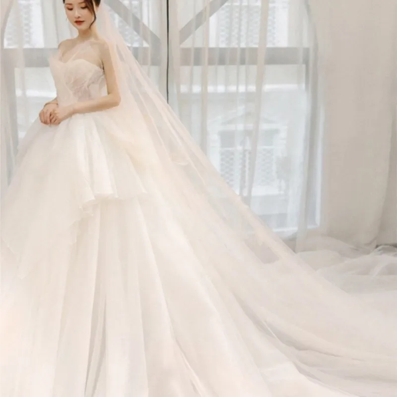 A new luxurious strapless light luxury dress with simple and elegant Lake style