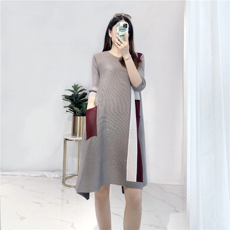 

Pleated temperament color matching dress 2023 summer new casual loose fitting slimming fashion o neck mid length dress for women