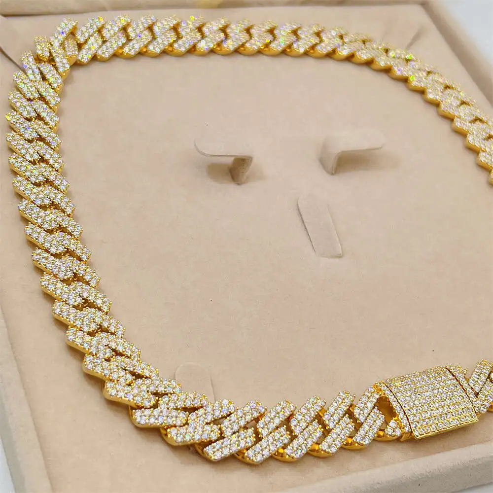 Luxury Hip Hop Shining Jewelry Iced Out 15mm Vvs d Color Moissanite Diamond 10k Gold Cuban Link Chain.