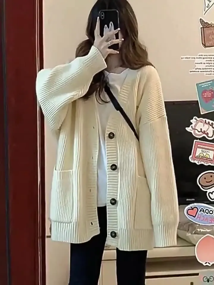 สัมผัสความสบายสไตล์โซล เสื้อคาร์ดิแกนถักแบบลำลองนี้ให้ลุคที่ดูหรูหราอย่างง่ายดายสำหรับทุกโอกาสสบายๆ