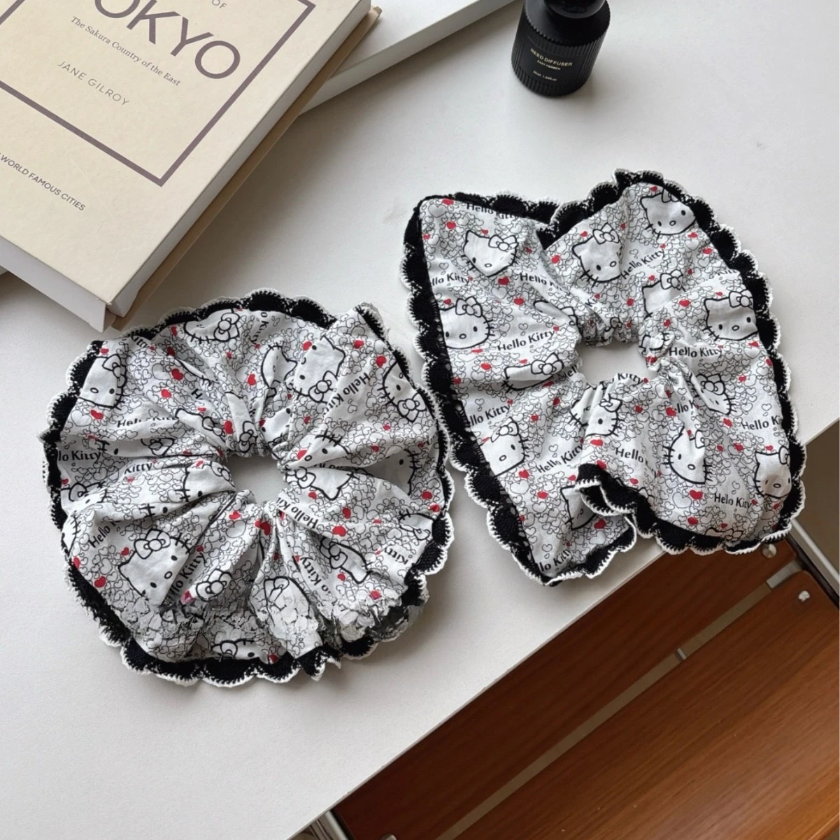 Miniso ブラック kt 猫白コミック風プリント腸サークル万能ヘアアクセサリーヘアサークル高級感