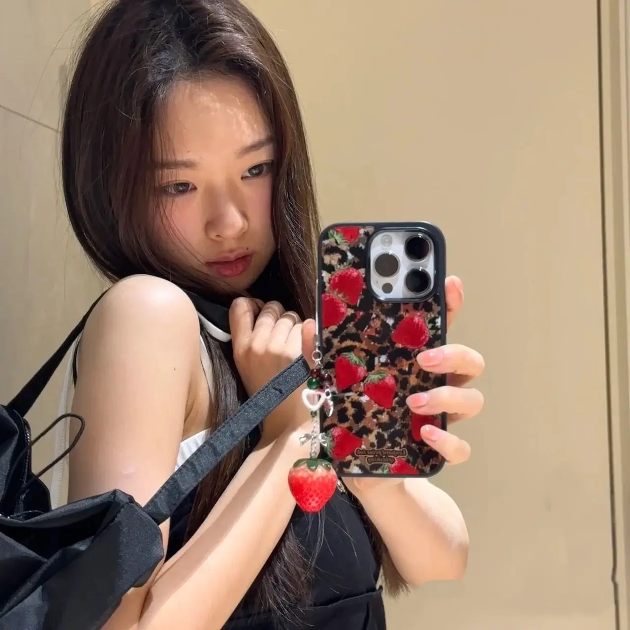 Korean style Cute Leopard Patterned Strawberry Wrist Chain Case For iPhone 15 14 13 12 Pro Max 11 Shockproof bumper Back Cover