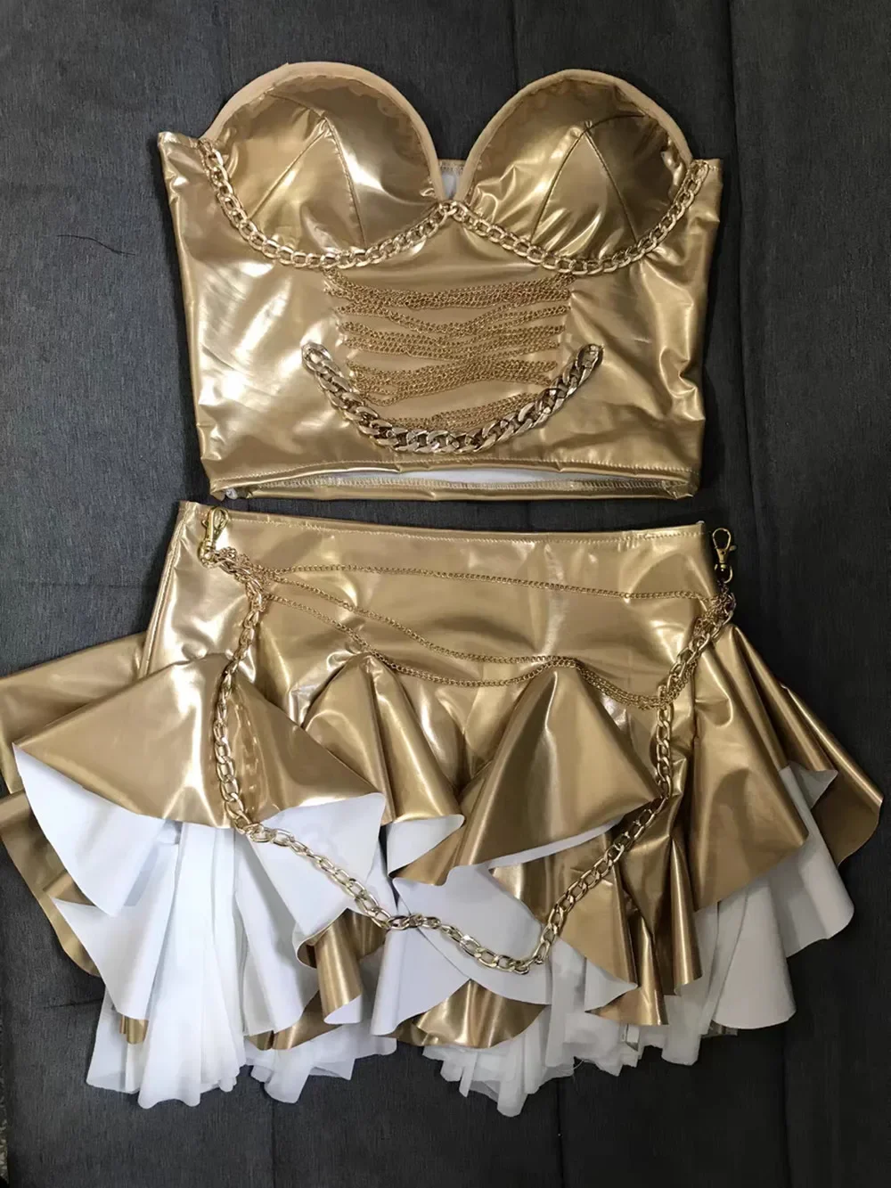 

Женский костюм певицы и танцовщицы, золотые топы из лакированной кожи без бретелек, мини-юбка, разделенный комплект, бар, ночной клуб, сексуальная сценическая одежда