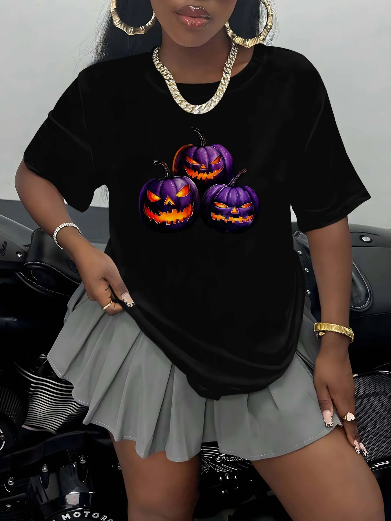 Modny element odzieżowy plus size z motywami dyni halloweenowej, który wzbudza uroczą i upiorny klimat świąt.