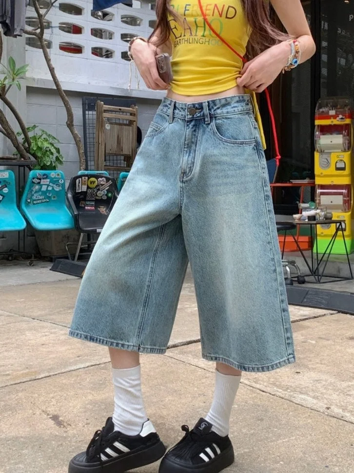 

Свободные джинсы с высокой талией и широкими штанинами, светло-голубые, укороченные (7/5 длины), нейтральные, комфортные, летние, модные, больших размеров