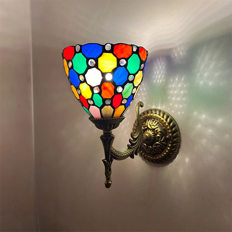 Europese klassieke huizen, wandlampen, lange gangen, slaapkamers, gekleurd glas, Tiffany-lampen maken uw kamer mooier