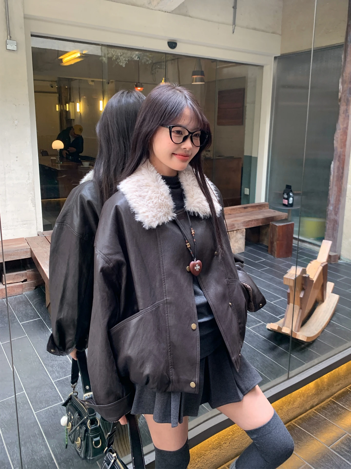 

Retro High-End Thiened PU Leather Jaet Women's Winter 2025 New High Fur Collar ort Slimming Jaet Korean Sle Stan...