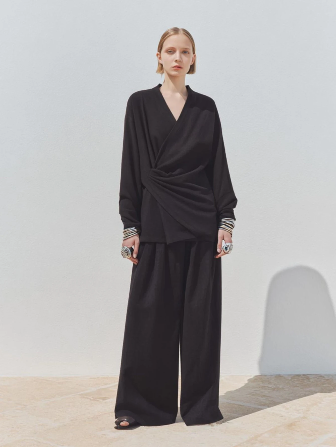 レディースカジュアルブラウス アシンメトリー長袖 Vネック シンプル無地 結び目デザイン 秋ファッション 小さめシャツ