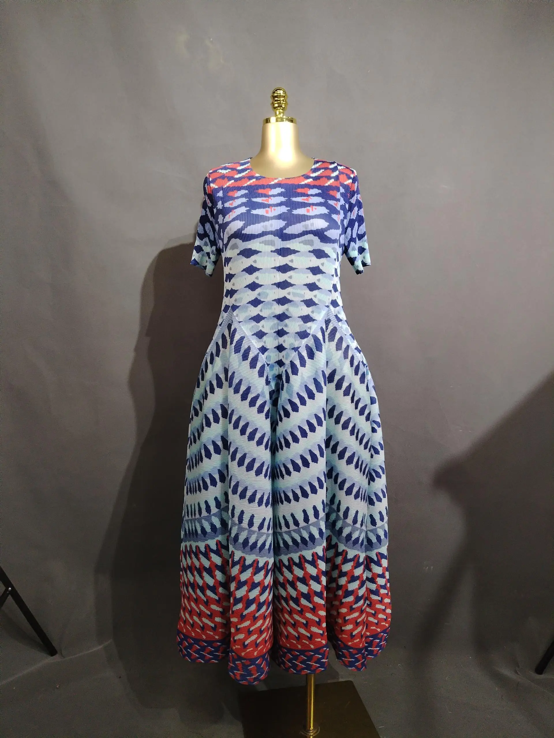 Damenkleid mit Blumenmuster, knielanges Kleid, kurzärmeliges, locker fallendes Kleid, A-Linien-Swingkleid zum Tanzen. – Detail 5