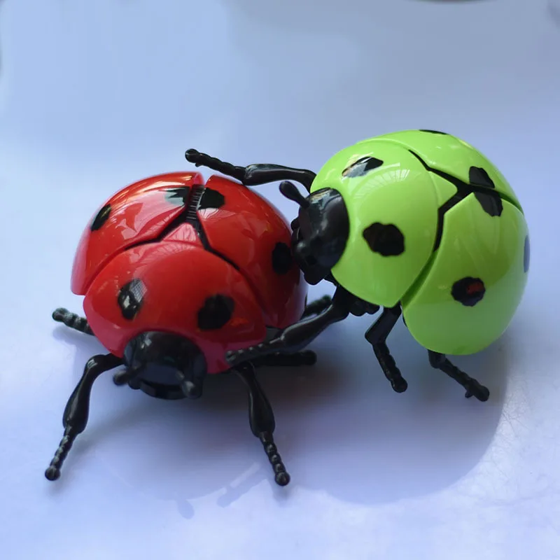 Carica Coccinella Giocattoli bionici Scherzo creativo Giocattolo di insetti animati Modello Animali di plastica per bambini Scarabeo Scarabeo Giocattolo di carica
