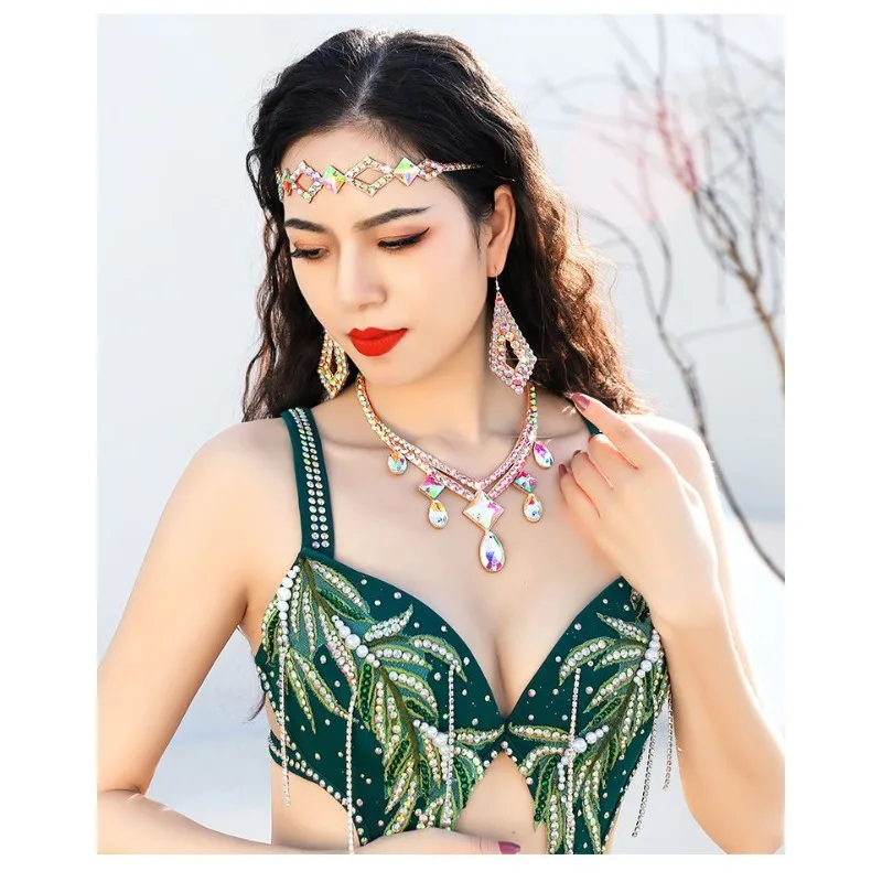 カスタマイズされたベリーダンスネックレス、牛革の背景にカラフルなダイヤモンドが落ちるネックチェーン、ラテンダンスアクセサリー