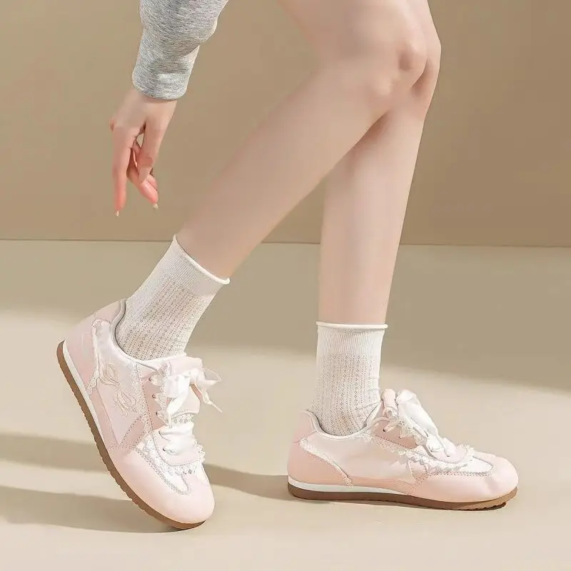 ガーリーなドーパミンピンクスニーカー-2025年秋新作-レディース-軽量バレエシューズ-ラウンドトゥ-レースディテール-ホワイト-カジュアルウォーキングシューズ