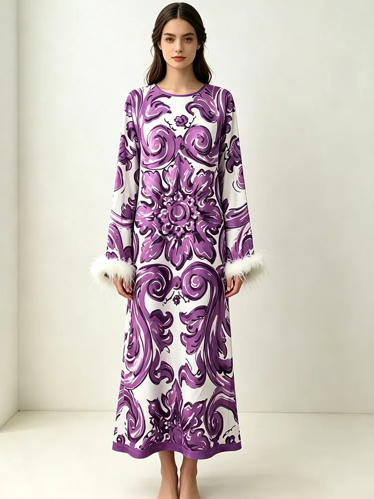 Damenmode: Bedrucktes gerades Kleid mit Straußenfedermanschette und Seidenschal – Elegante Herbst-Urlaubskleidung
