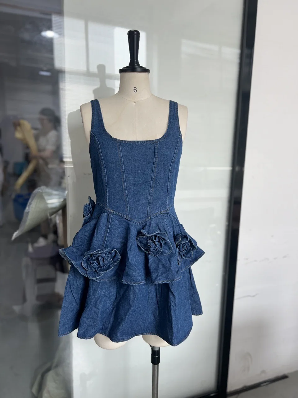 Mini robe gâteau en Denim à volants de fleurs 3D pour femmes, mode Sexy, col en U, sans manches, dos nu, fermeture éclair, arête de poisson, Slim, robes de club