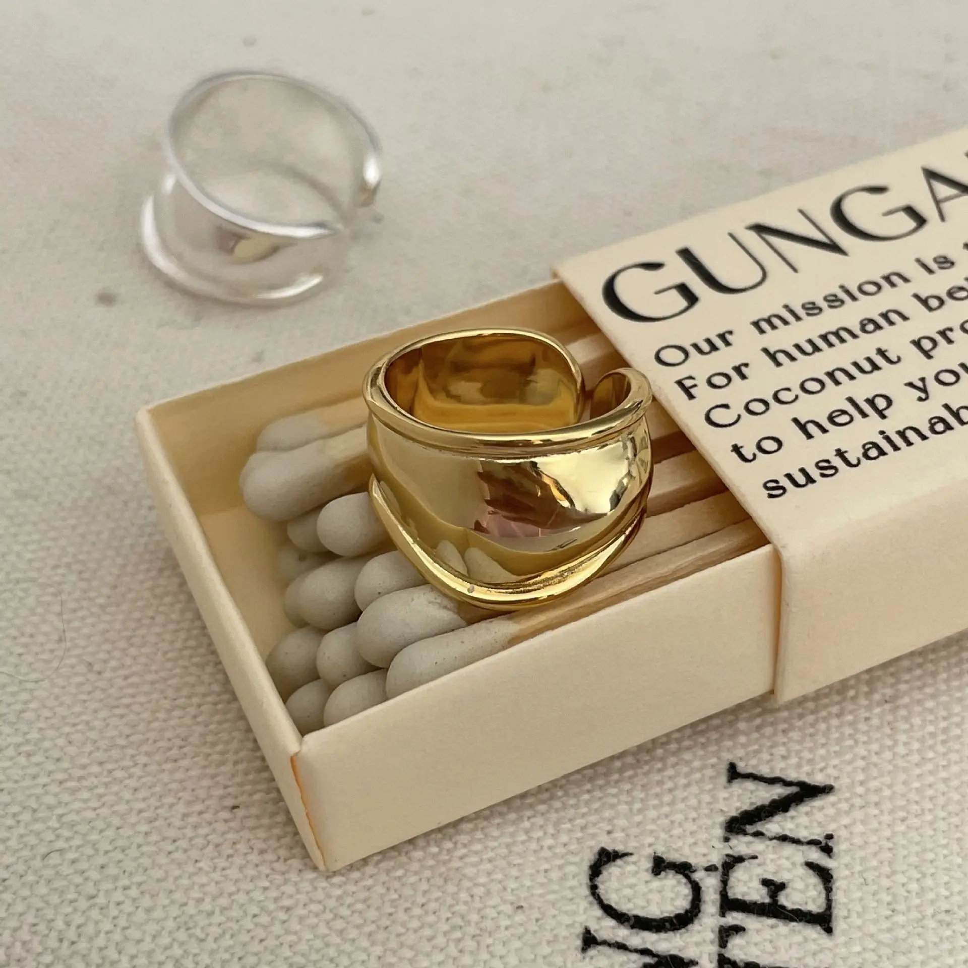 

Минималистское кольцо из стерлингового серебра 925 пробы с геометрическим рисунком, женское Ins онлайн-знаменитости, европейские дизайнеры с широкой поверхностью и одинаковой неправильной формы