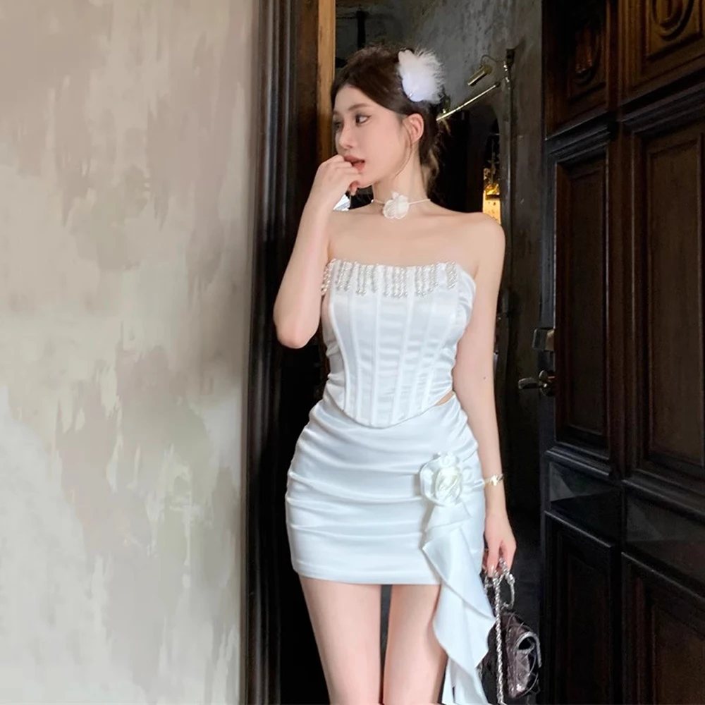 

Сексуальный летний комплект для женщин: мини-юбка и топ без бретелек с бахромой + белая юбка с 3D цветами и эффектом объема на бедрах, комплект из двух предметов