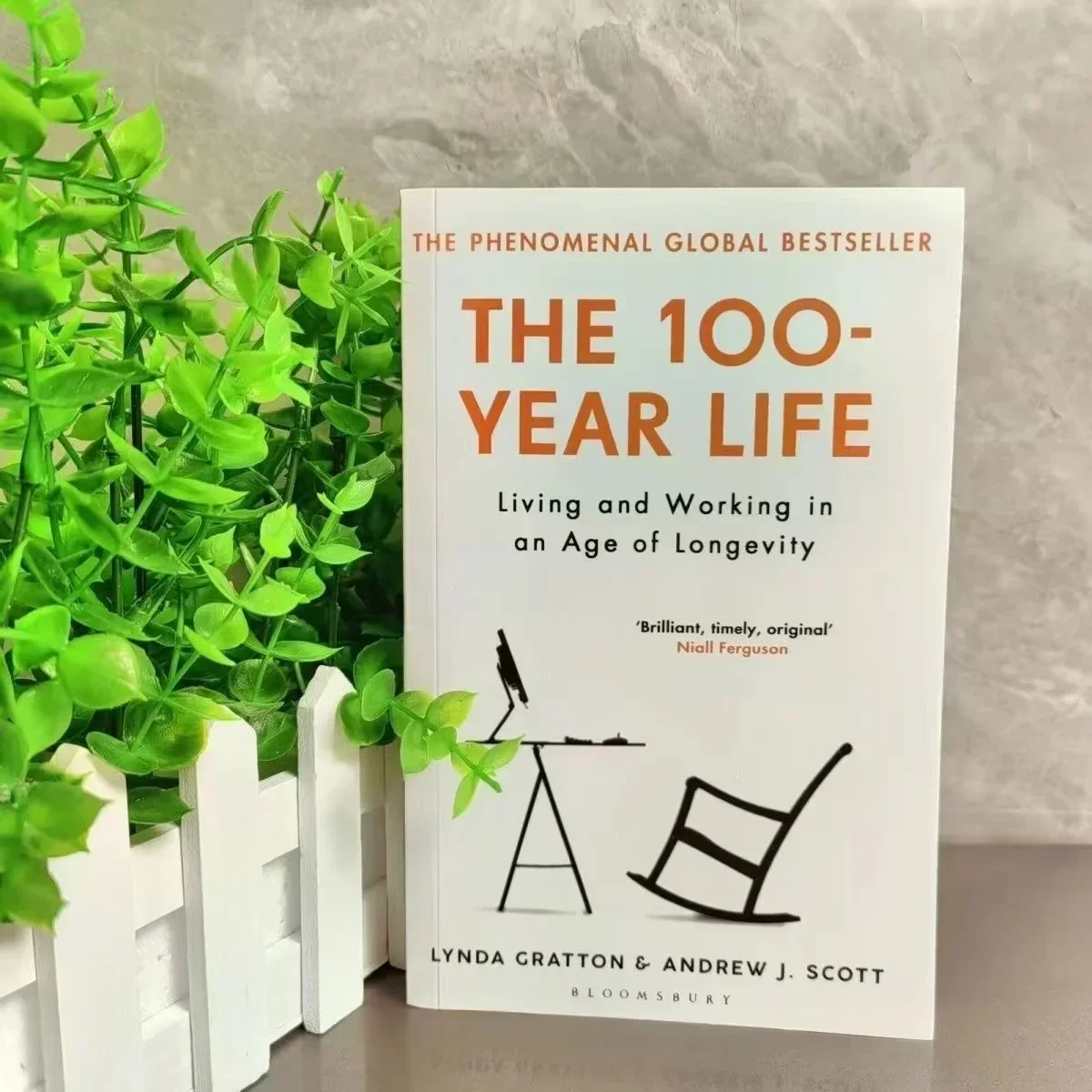 

The 100-Year Life Living and Working in An Age of Longevity Inspirational Fiction Paperback in English