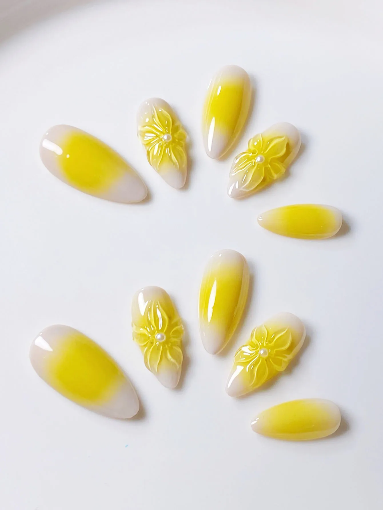 10 morceaux de fard à joues dégradé jaune en forme d'amande fait à la main, fleur tridimensionnelle artisanale pressage nail art pour ongles
