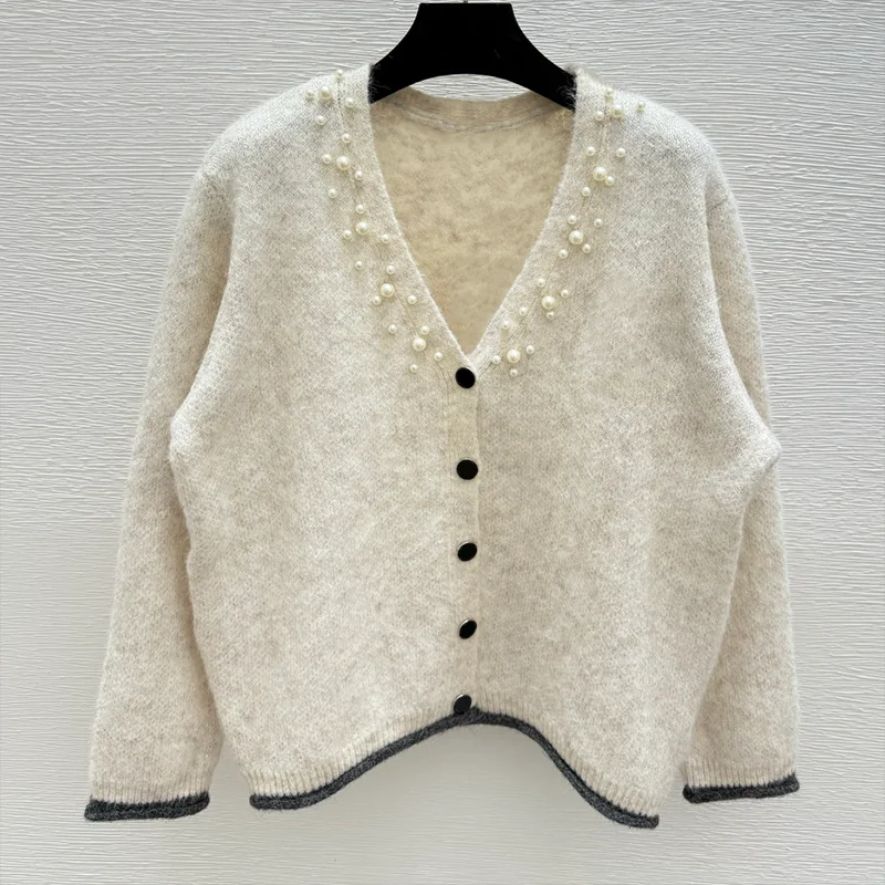 

High-quality women's deep V-neck pearl cardigan with a patch logo on the chest and a contrasting color design sweater 25916199