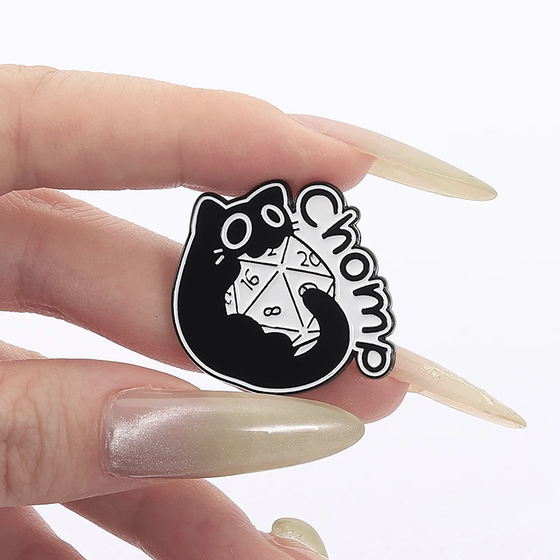 الكرتون عيون كبيرة القطط السوداء المينا دبابيس كول آر بي جي لعبة النرد لطيف هريرة الحيوان دبابيس شارة التلبيب مجوهرات هدايا للأصدقاء #6