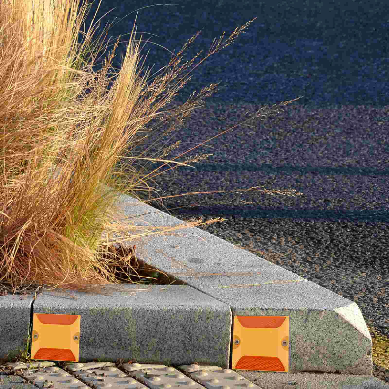 10 pezzi Strutture stradali Borchie stradali Indicatori di plastica Riflettori autostradali Segnali di sicurezza per pavimentazione Riflettori per marcatura di sentieri