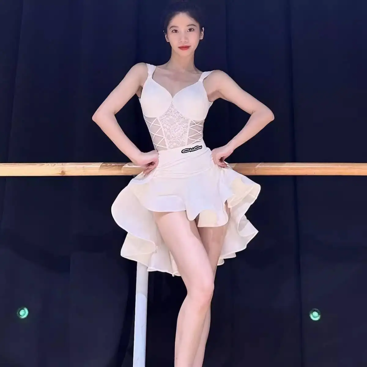 ชุดเต้นรำลาตินสีขาวสำหรับผู้หญิง ชุดซ้อมเต้นเซ็กซี่แบบสองชิ้น กระโปรงบานใหญ่ทรงก้างปลา เสื้อรุมบ้าสำหรับผู้หญิง สีดำ สำหรับงานกาล่า