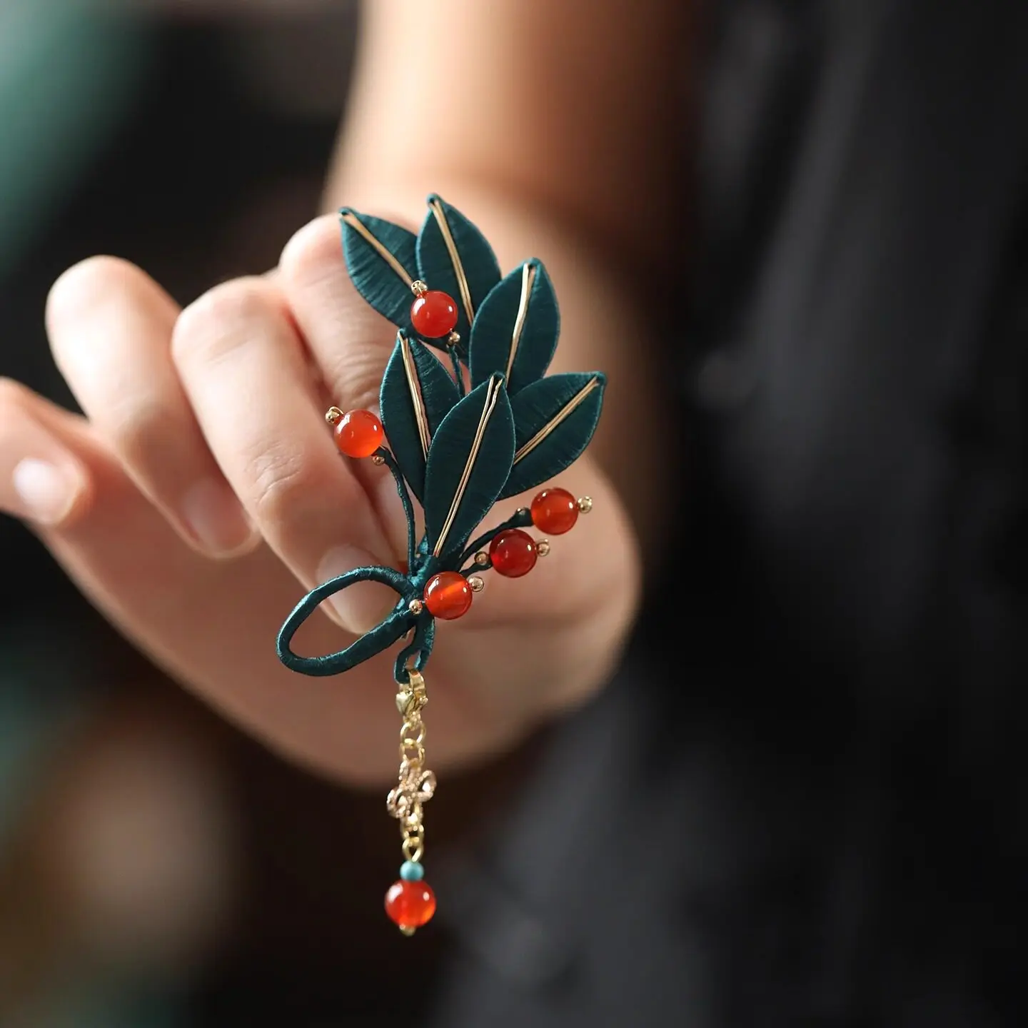 Handmade Chinese Style Wrapped Leaf Brooch Red Beads Detachable Tassel Retro Elegant Pin For Women Hanfu Cheongsam Dress Apparel