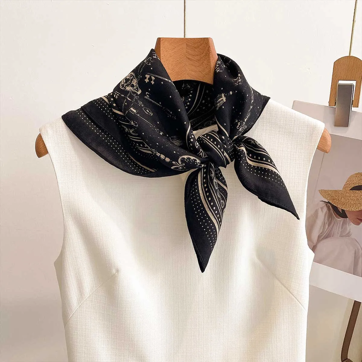 

Fashion Bandana Neck Scarfs For Women Floral Print Handkerchief Hijab Scarf Female Luxury Headband Soft Neck Scarves 68cm