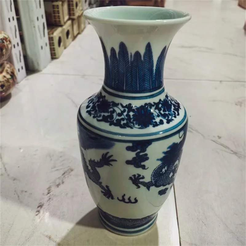 مزهرية من البورسلين الصيني القديم باللونين الأزرق والأبيض على شكل تنين بتصميم زهرة قطعة زخرفية شرقية عتيقة