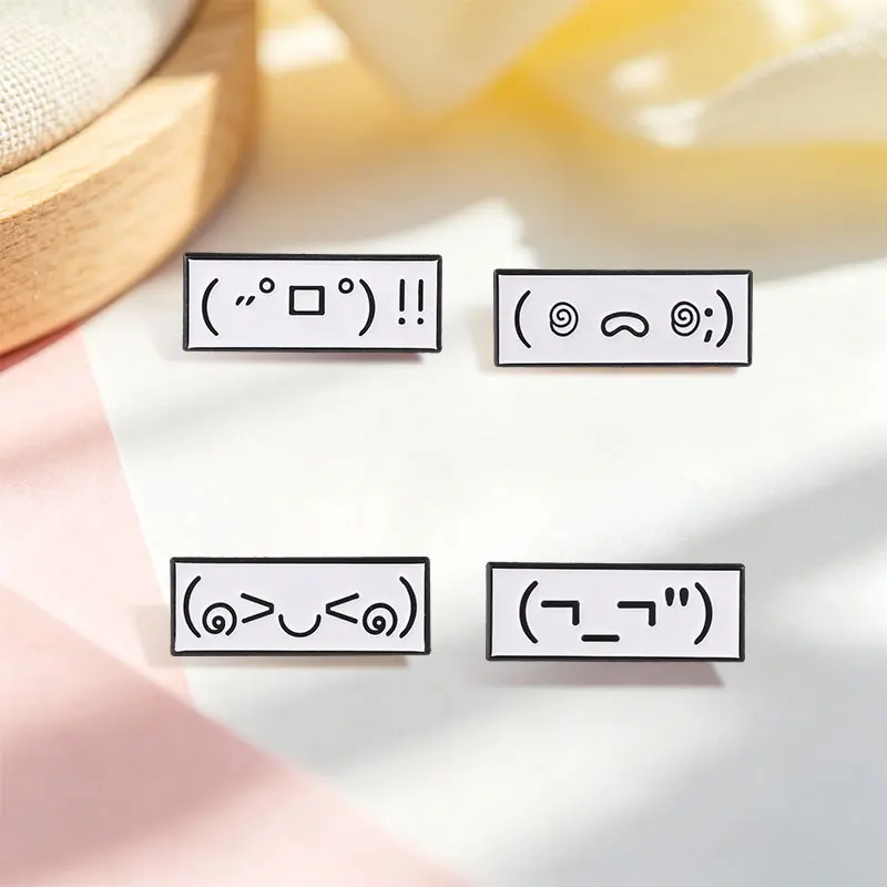Niedliche japanische Kaomoji Emaille-Pins: Kawaii ASCII-Text-Gesichter, schüchterne, beleidigte, schockierte Stimmungs-Broschen, Anstecknadeln, Schmuckgeschenke – Detail 4