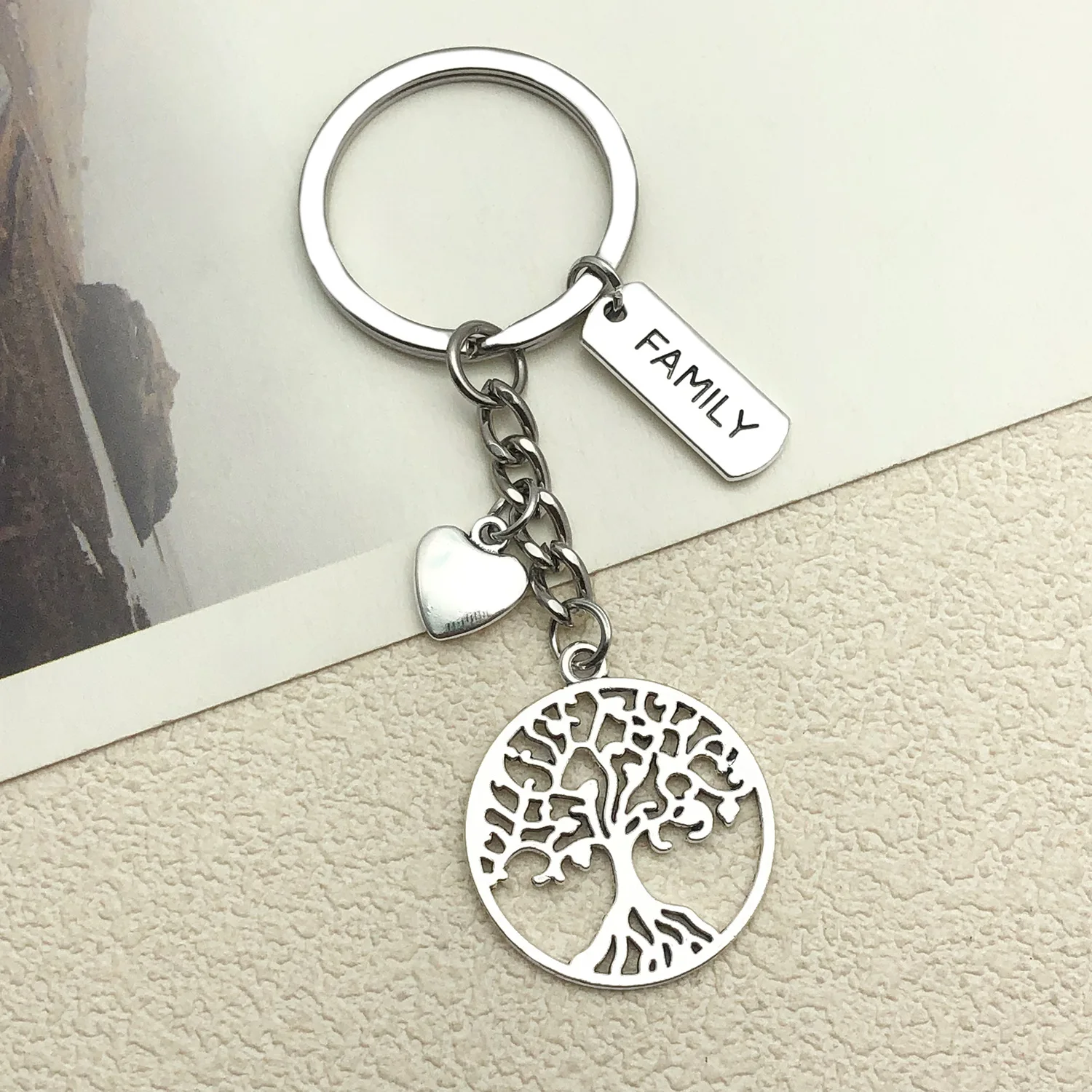 

Family Tree Keychain - Vintage Alloy Letter Pendant with Heart Charm, Antique Silver Love Token for Keys