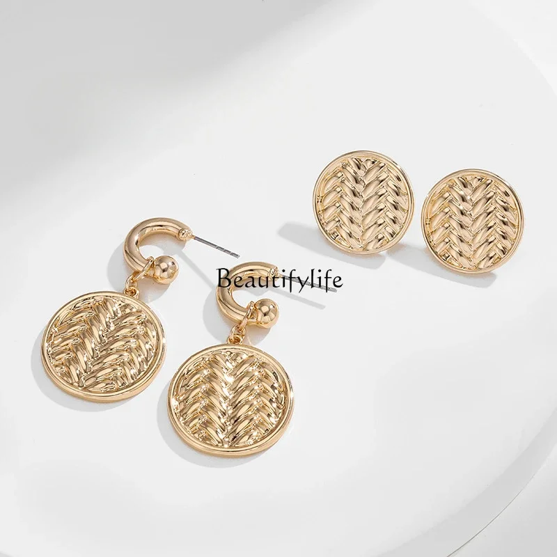 

Metal round brand pendant earrings, European and American fashion and popular pleated simple atmospheric stud earrings