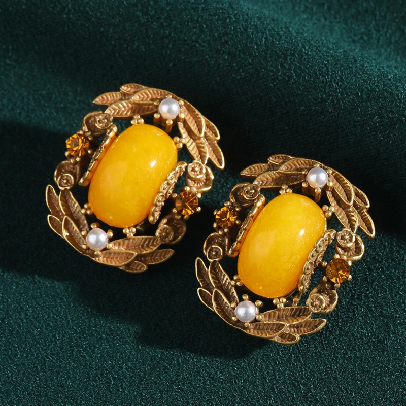 

Vintage Yellow Beeswax Stud Earring For Woman Natural Stone Pearl Gold Color Leaf Rhinestone Luxury Quality Designer Accessories